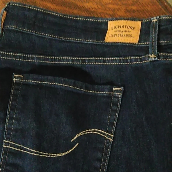 LEVIS SIGNATURE MIDRISE, STRETCH CAPRI WITH CUFFED LEG, WATERLESS DENIM JEANS - Picture 3 of 9